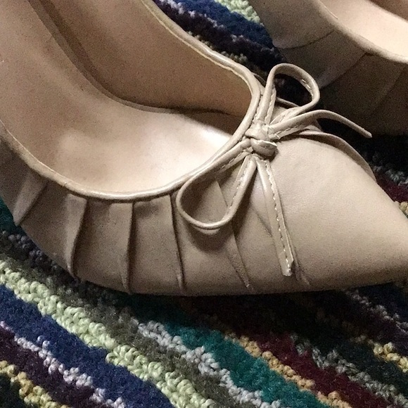 Tan pumps with bow - Picture 4 of 5